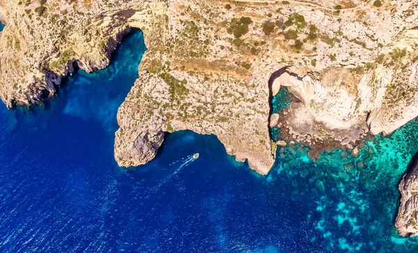 Gruta Azul en Malta. Barco de placer con carreras de turistas. Ventana de arco natural en la roca. Vista superior aérea . — Foto de Stock