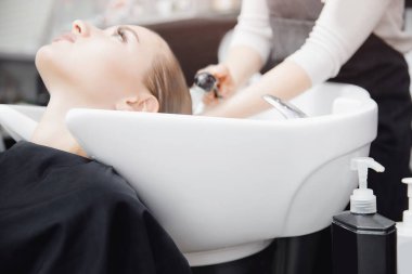 Şampuan ve saç kremi yıkama saç için şişe closeup. Konsept güzellik salonu