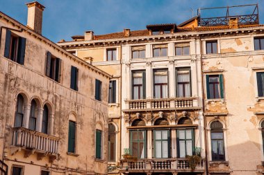 Eski evler Venedik, Italya bankaları boyunca Grand Canal turkuaz su