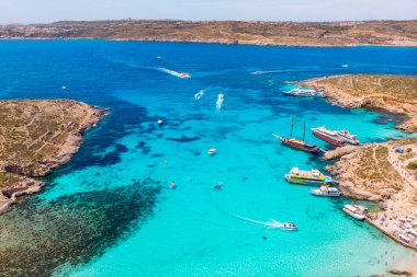 Mavi Lagoon Comino Malta Panoraması. Cote Azur, beyaz kum ile turkuaz berrak su. Havadan görünüm