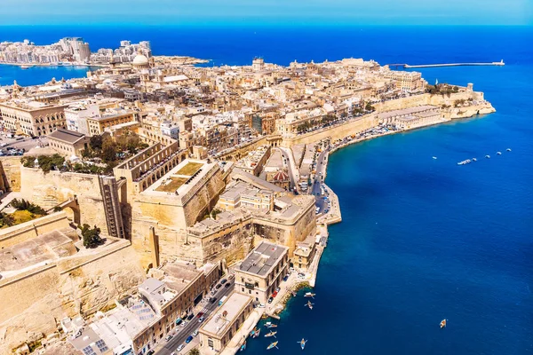 Valletta capital de Malta. Porto Panorama e mar azul. Vista aérea superior — Fotografia de Stock