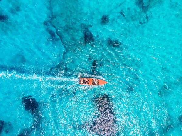 Pleasure Speedboat navegando en aguas cristalinas azules de gran arrecife de coral con visita guiada. Concepto nave de viaje — Foto de Stock