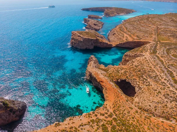 Panorama af blå lagune Comino Malta. Cote Azur, turkis klart vand med hvidt sand. Luftfoto - Stock-foto