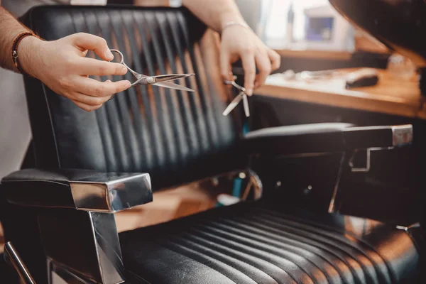 Primo piano del barbiere tiene clip-on tosatrice parrucchiere . — Foto Stock