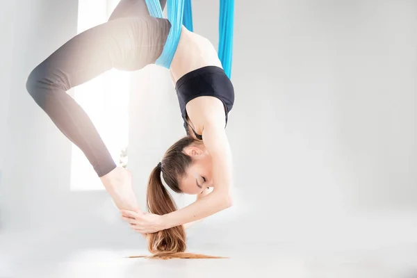 Mavi hamak hava sinek yoga genç güzel kadın jimnastikçi — Stok fotoğraf