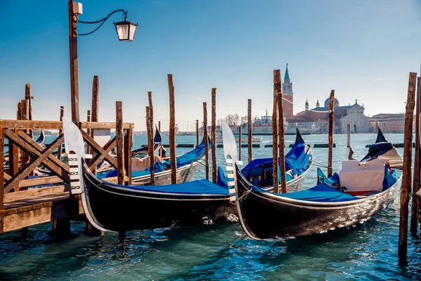 Gondolier lleva a los turistas góndola Gran Canal de Venecia, Italia . — Foto de Stock