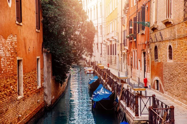Perahu parkir, pergerakan transportasi gondolas Terusan Besar Venesia, Italia . — Stok Foto