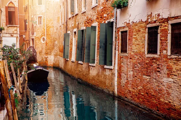 Edificios antiguos Venecia, Italia. Instalaciones en agua después de la inundación. Concepto turismo . — Foto de Stock