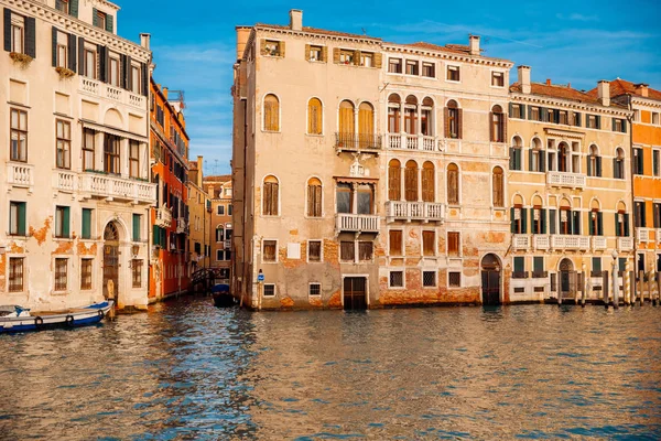 Edificios antiguos Venecia, Italia. Instalaciones en agua después de la inundación. Concepto turismo . — Foto de Stock