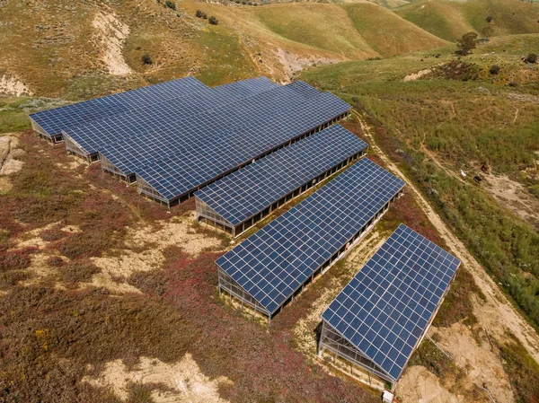 Energie alternative, panneaux solaires pour agriculteurs, Sicile, Italie. Vue aérienne du dessus — Photo