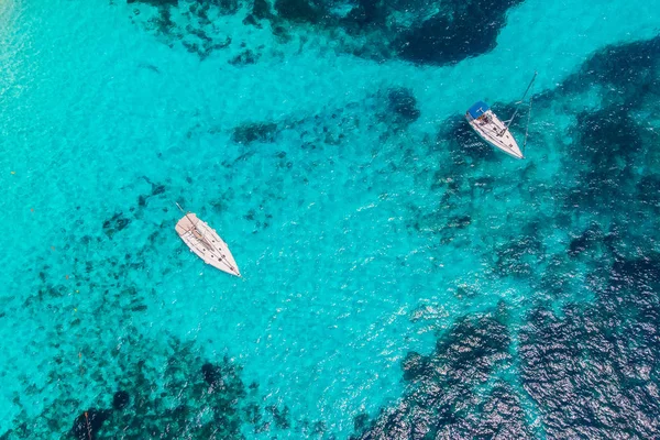 Yate blanco arrecife de coral en el hermoso mar de la bahía. Vista superior aérea —  Fotos de Stock