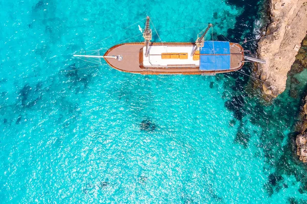 Buque de madera de placer con mástil en mar azul claro. Vista aérea . — Foto de Stock