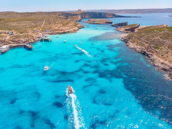 Панорама Блакитної лагуни Коміно Мальти. Cote Azur, бірюзова чиста вода з білим піском. Вид на повітряні — стокове фото