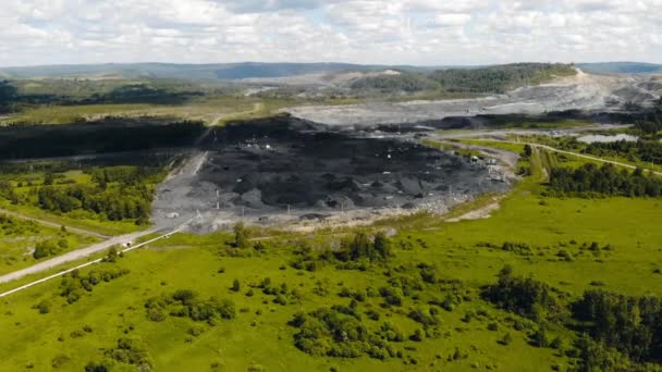 Open pit ορυχείο, εξορυκτική βιομηχανία για άνθρακα, top view εναέρια drone — Αρχείο Βίντεο