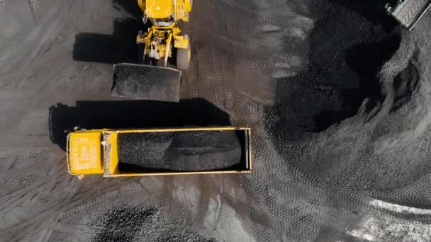 Mine à ciel ouvert, industrie extractive pour le charbon, drone aérien vue de dessus — Video