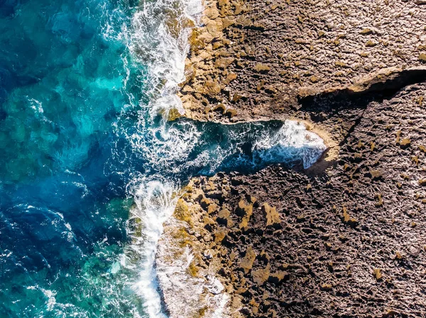 Enclavado en roca con agua azul en la isla de Malta. Vista superior . — Foto de Stock