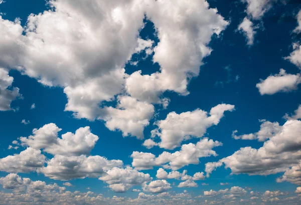 Foto panorâmica fundo do céu azul com nuvens grossas — Fotografia de Stock