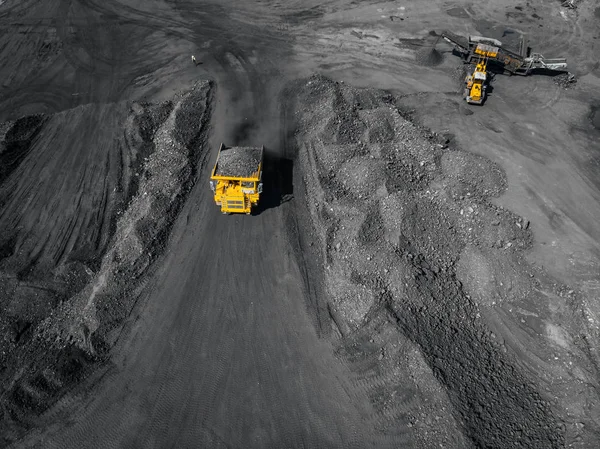 Mina a cielo abierto, industria extractiva para carbón, vista superior dron aéreo — Foto de Stock