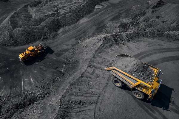 Tagebau-Industrie, großer gelber Bergbau-LKW für Kohle, Antenne von oben — Stockfoto