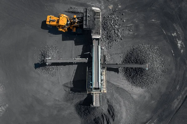 Miniera a cielo aperto, industria estrattiva per carbone, drone aereo vista dall'alto — Foto Stock
