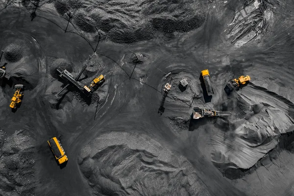 Mine à ciel ouvert, industrie extractive pour le charbon, drone aérien vue de dessus — Photo