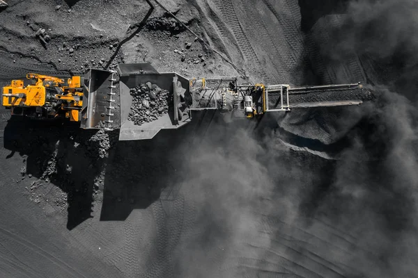 Tagebau, Bagger verlädt Kohle zu Zerkleinerungsmaschine, Häcksler und Sortierung, Drohne von oben — Stockfoto