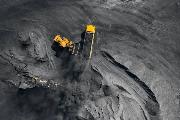 Açık maden, kamyonlarda kömür yükleme, ulaşım ve lojistik, üst görünüm hava — Stok fotoğraf