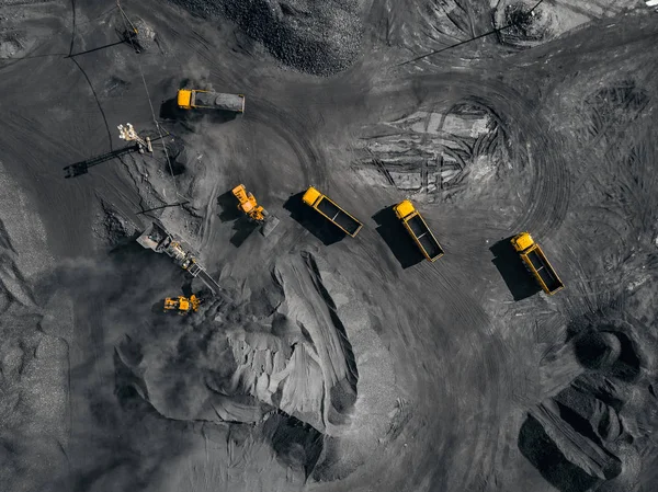 Mine à ciel ouvert, chargement de charbon dans les camions, transport et logistique, vue aérienne — Photo