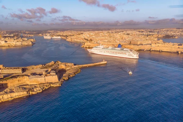 Cruise ship liner port of Valletta, Malta sunrise. Aerial view photo — Stock Photo, Image