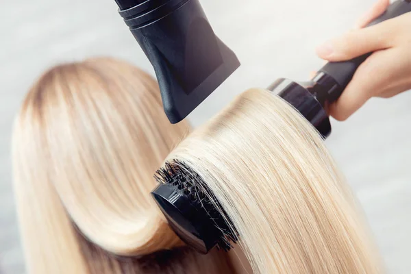 Close-up de secador de cabelo, conceito corte salão, estilista feminino — Fotografia de Stock