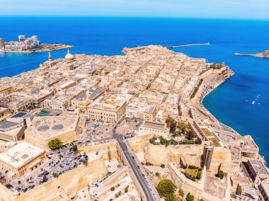 Malta Valletta başkenti. Panorama limanı ve mavi deniz. Havadan üst görünüm