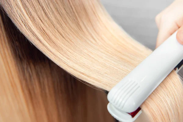 Plancha para el cabello alisado tratamiento de belleza salón spa — Foto de Stock