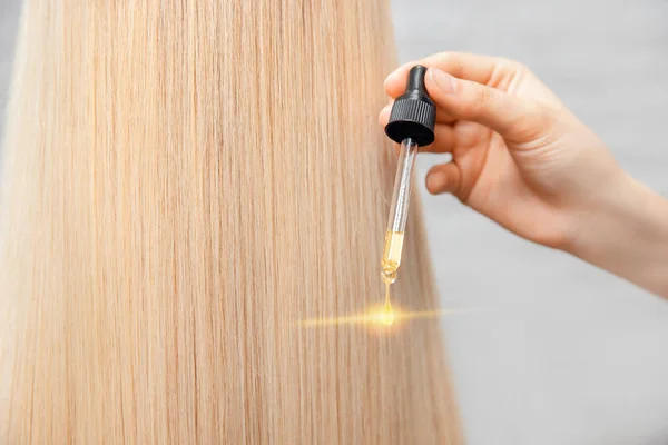 Cabeleireiro mestre procedimento óleo tratamento de cabelo para a mulher. Conceito salão de spa. — Fotografia de Stock