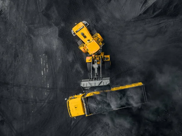 Industria minera a cielo abierto, gran camión minero amarillo para carbón, avión no tripulado de vista superior — Foto de Stock