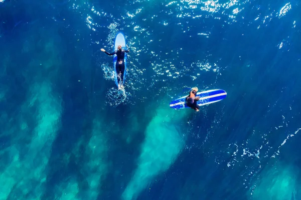 Grupo de surfistas novatos están aprendiendo a embarcarse en la ola. Vista superior aérea — Foto de Stock