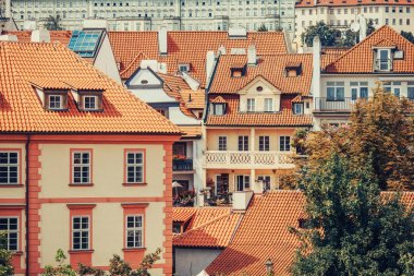 Renkli Prag Avrupa Kalesi ve kırmızı kiremit çatılı eski şehir manzarası, Çek Cumhuriyeti. Konsept seyahat