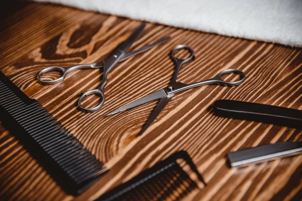 Αξεσουάρ hairstylist σε κουρέας κατάστημα ξύλο παρασκήνιο. — Φωτογραφία Αρχείου