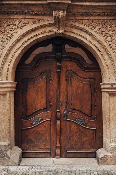 Old wooden door made of solid dark oak. Europe style — Stock Photo, Image