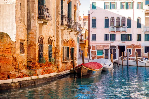 Staré domy Benátky, Itálie podél bank Grand Canal tyrkysová voda — Stock fotografie