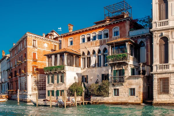Pequeños canales barcos, casas de ladrillo antiguas de estilo veneciano Venecia, Italia . — Foto de Stock