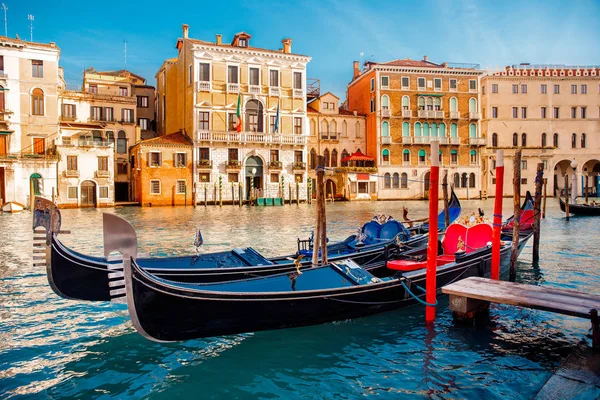 Канал с гондолами в Венеции, Италия. Солнечный день. романтическое путешествие . — стоковое фото