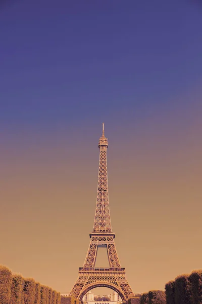 Eyfel Kulesi'nde Gün doğumu Paris, Fransa ünlü bir yerdir — Stok fotoğraf
