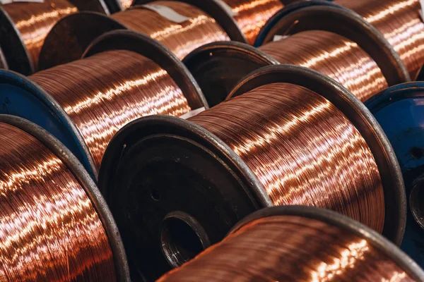 Produkcja drutu miedzianego, kabla z brązu w rolkach w fabryce — Zdjęcie stockowe