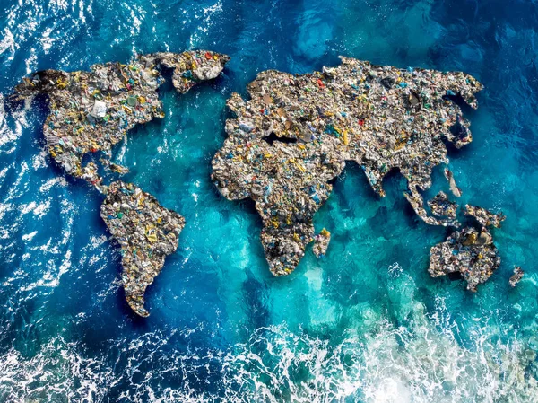 A terra dos continentes é feita de lixo, rodeada de água do oceano. Conceito poluição ambiental com resíduos plásticos e humanos — Fotografia de Stock