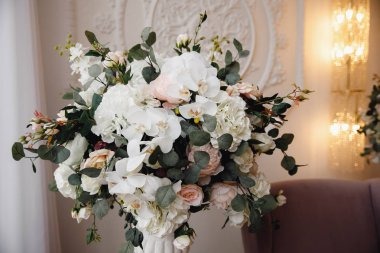 Buket yapay çiçekler, gerçek duyumlar, beyaz arka plan üzerinde