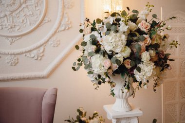 Buket yapay çiçekler, gerçek duyumlar, beyaz arka plan üzerinde