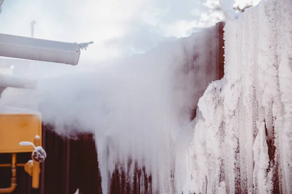 Проблема вентиляции кондиционирования воздуха зимой, обледенения выходных труб — стоковое фото
