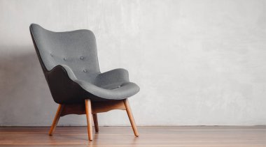 Kopya alanı için beyaz beton odada gri sandalye. Minimalizm kavramı
