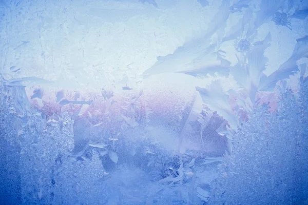Ледяной рисунок на оконном стекле, снежинка орнамент после аномалии ледяной — стоковое фото