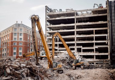 Özel ekipman yardımı ile tahrip beton ev moloz sökülmesi